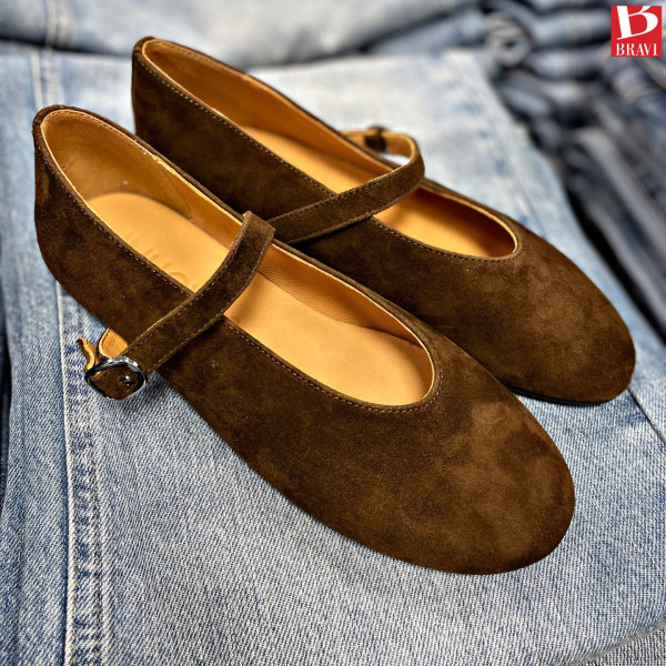 🤎Eleganza e comfort si incontrano nelle ballerine di #Inuovo. Realizzate in pelle, queste scarpe uniscono stile artigianale e...
