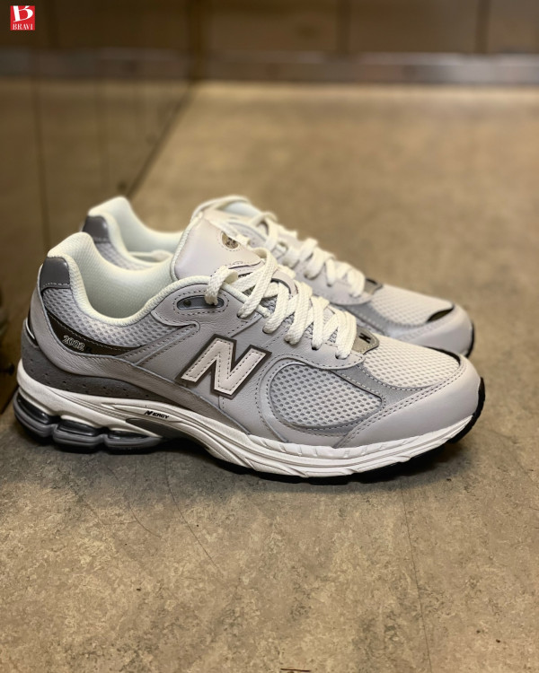 Un mix perfetto tra outdoor e tendenza 😍 Le nuove New Balance vi lasceranno senza parole 🤩🤍 #newbalance...