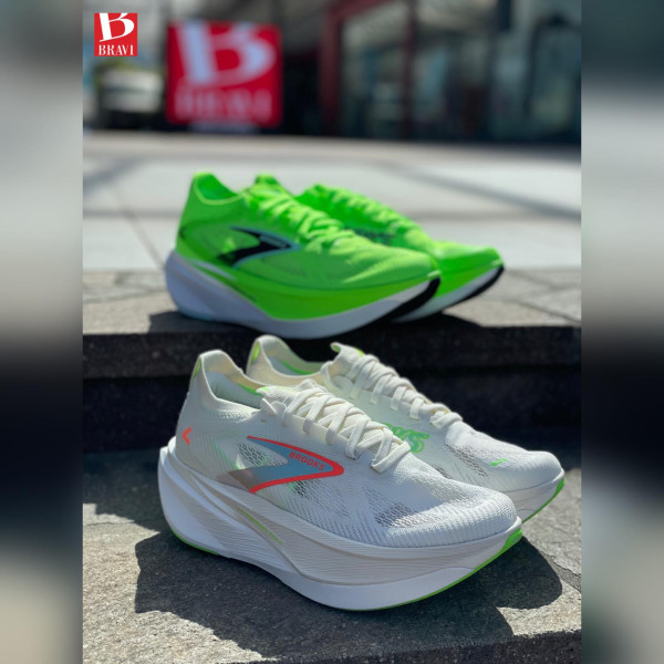 Velocità è divertimento! Vieni a scoprire le nuove Brooks Hyperion Max 3: massima ammortizzazione e protezione per un...