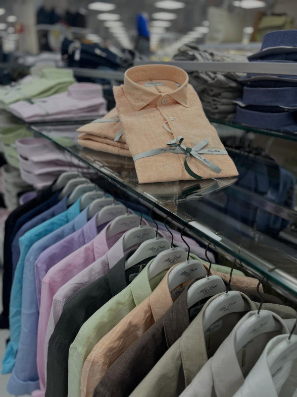 Lino, leggerezza e colori che raccontano l’estate. La nuova collezione Estate 2026 è arrivata. ☀️ #Lino #PrimaveraEstate2026 #Menswear...