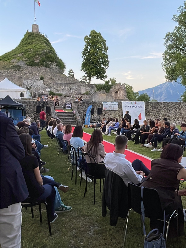 Luci, passerella, emozione ✨ Ieri sera abbiamo portato la nostra visione di stile in sfilata, alla finale regionale...